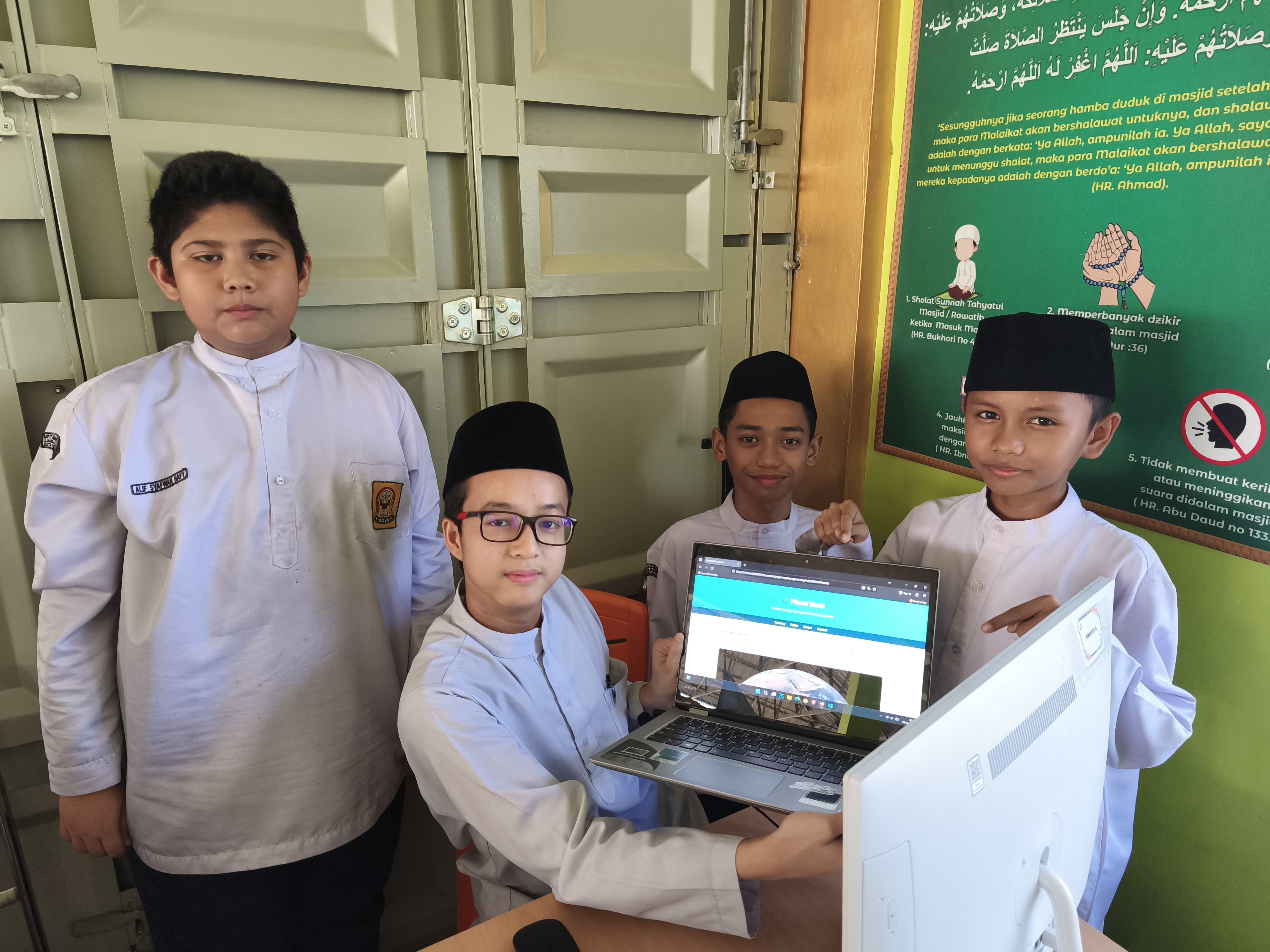 Kegiatan presentasi di kelas programming SMP IT Imam An Nawawi